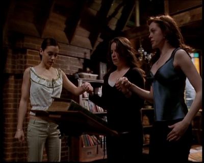 Charmed-Online-dot-722SomethingWiccaThisWayGoes1850.jpg