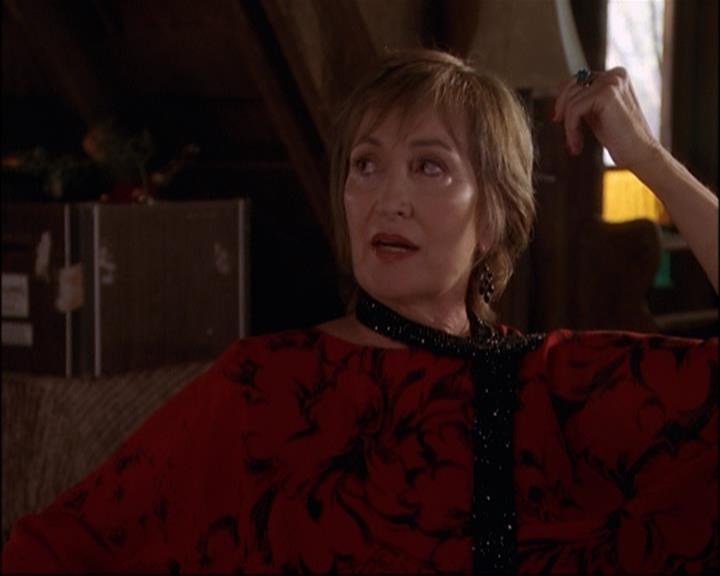 Charmed-Online_dot_net-8x01StillCharmedAndKicking0976.jpg