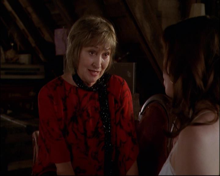 Charmed-Online_dot_net-8x01StillCharmedAndKicking0996.jpg