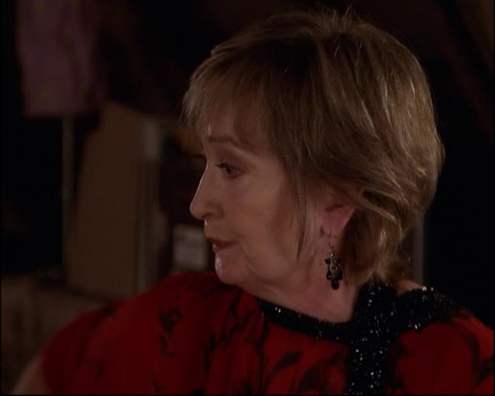 Charmed-Online_dot_net-8x01StillCharmedAndKicking1040.jpg