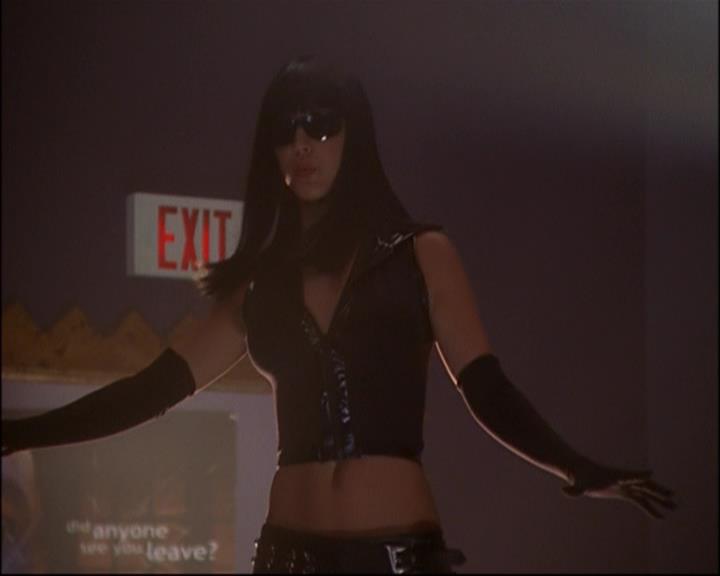 Charmed-Online_dot_net-8x01StillCharmedAndKicking1226.jpg