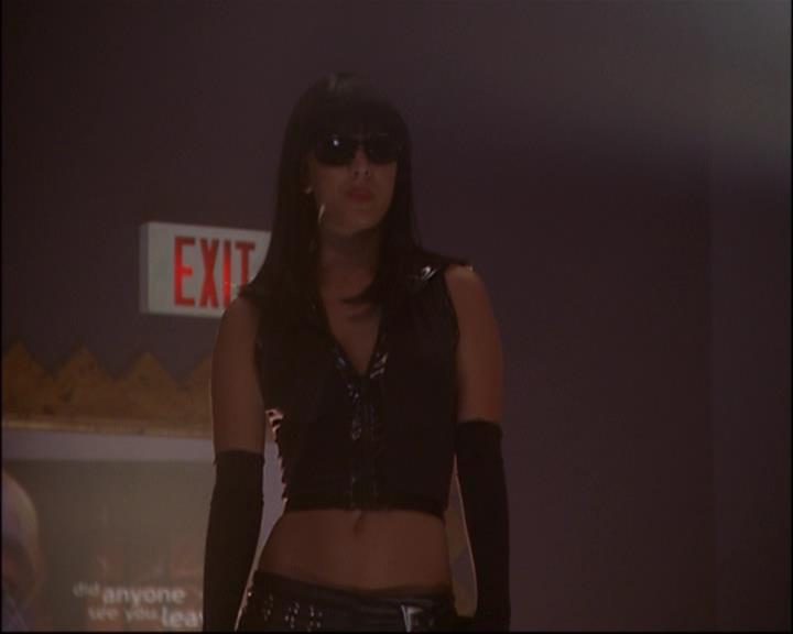 Charmed-Online_dot_net-8x01StillCharmedAndKicking1228.jpg