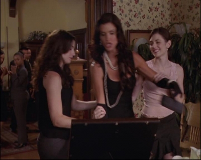 Charmed-Online_dot_net-8x01StillCharmedAndKicking0111.jpg