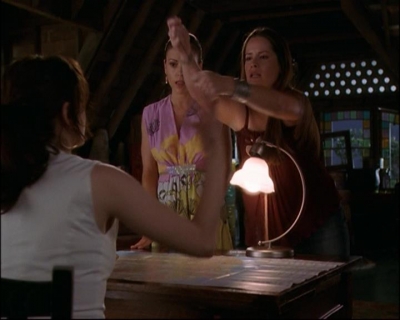 Charmed-Online_dot_net-8x01StillCharmedAndKicking2050.jpg