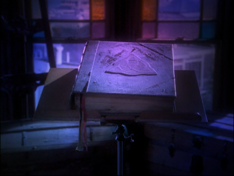 charmed-online_dot_net_OpeningCreditsS8-00029.png