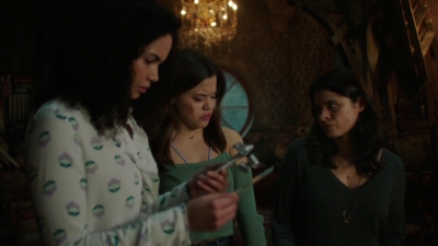 Charmed-Online-dot-nl_Charmed-1x01Pilot01552.jpg