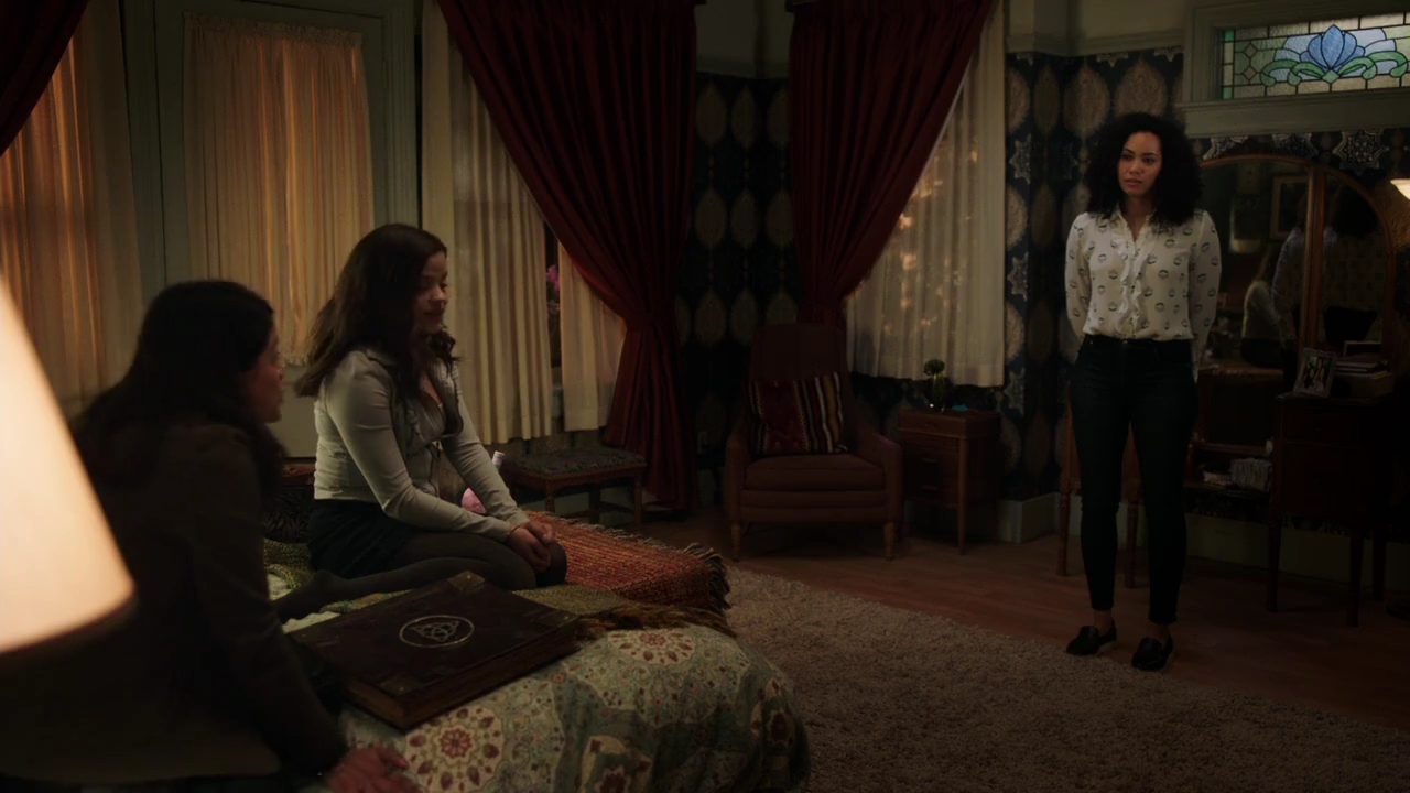 Charmed-Online-dot-nl_Charmed-1x02LetThisMotherOut00237.jpg