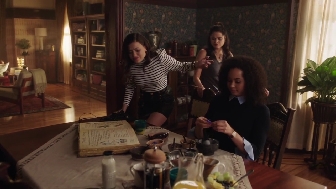 Charmed-Online-dot-nl_Charmed-1x02LetThisMotherOut00334.jpg