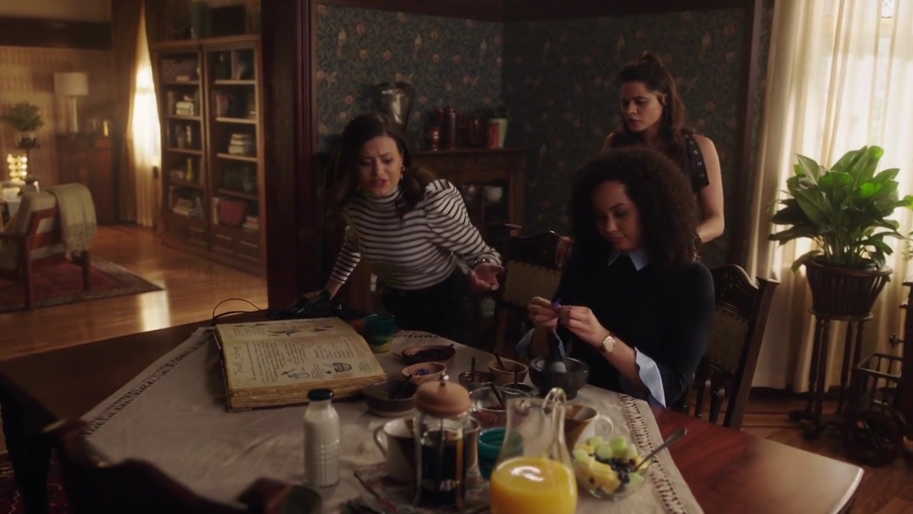 Charmed-Online-dot-nl_Charmed-1x02LetThisMotherOut00335.jpg