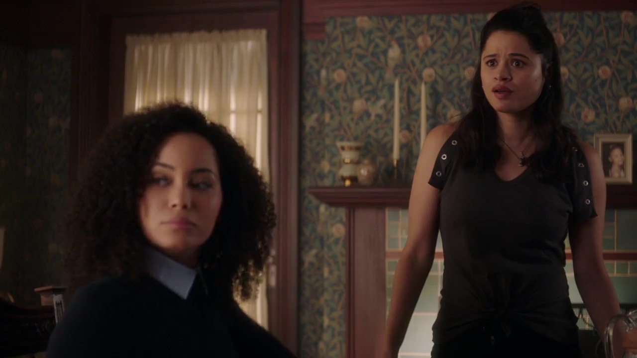 Charmed-Online-dot-nl_Charmed-1x02LetThisMotherOut00382.jpg