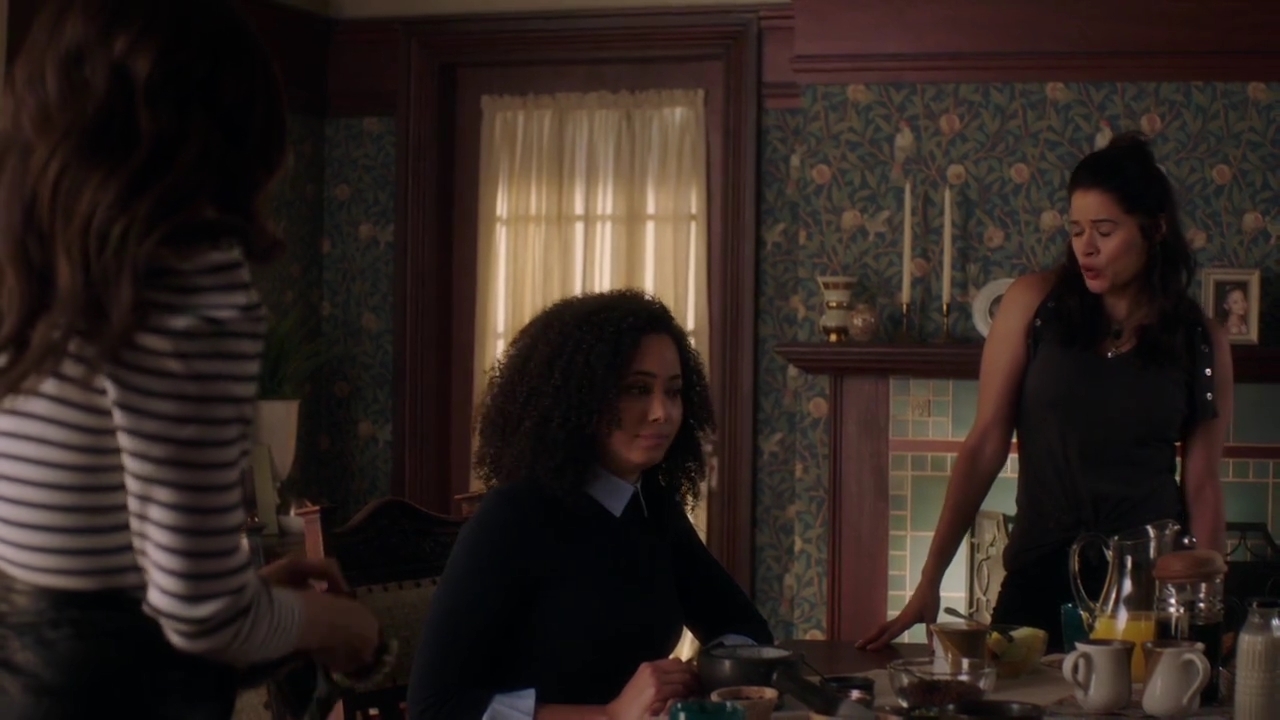 Charmed-Online-dot-nl_Charmed-1x02LetThisMotherOut00395.jpg