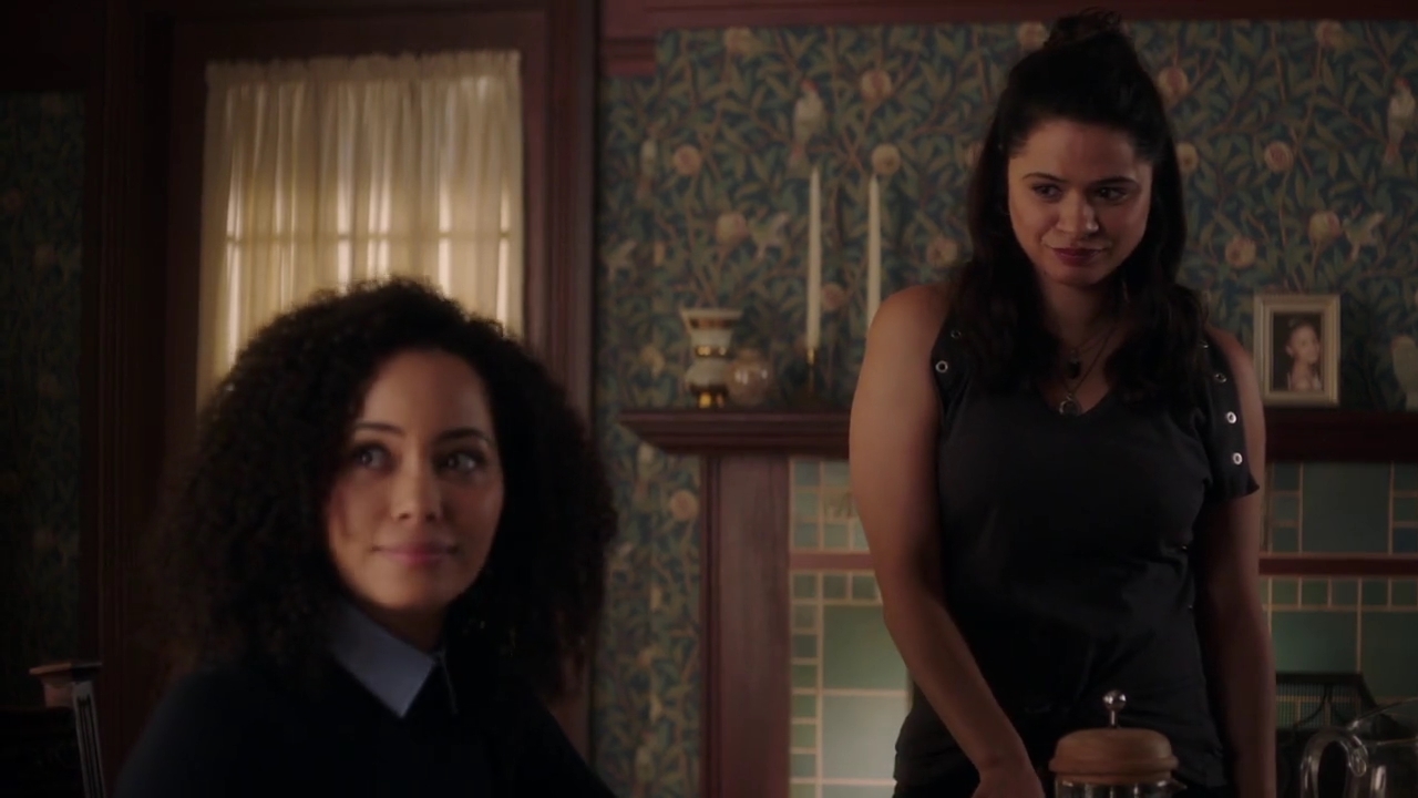 Charmed-Online-dot-nl_Charmed-1x02LetThisMotherOut00400.jpg