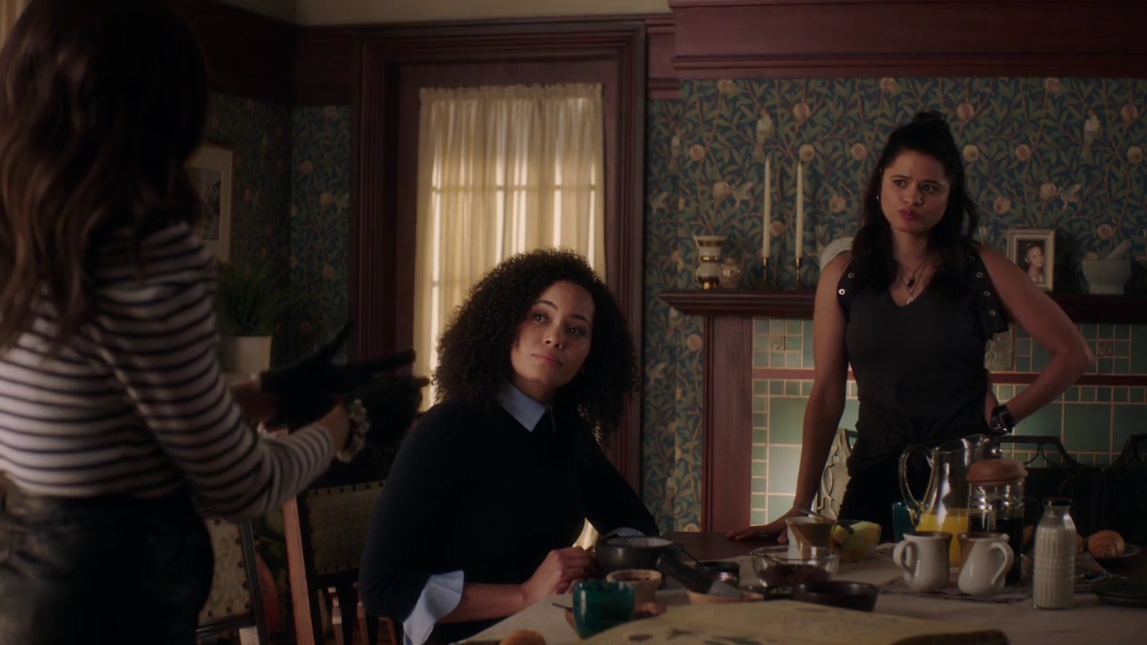 Charmed-Online-dot-nl_Charmed-1x02LetThisMotherOut00406.jpg