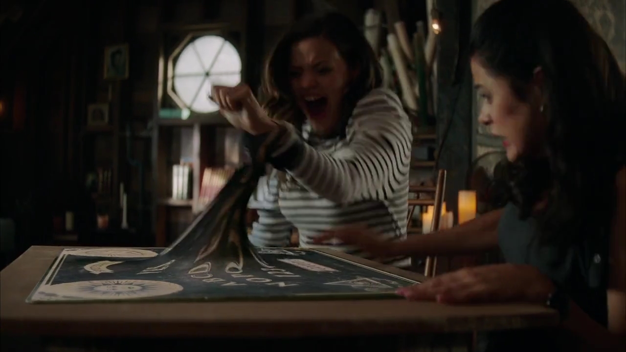 Charmed-Online-dot-nl_Charmed-1x02LetThisMotherOut00785.jpg