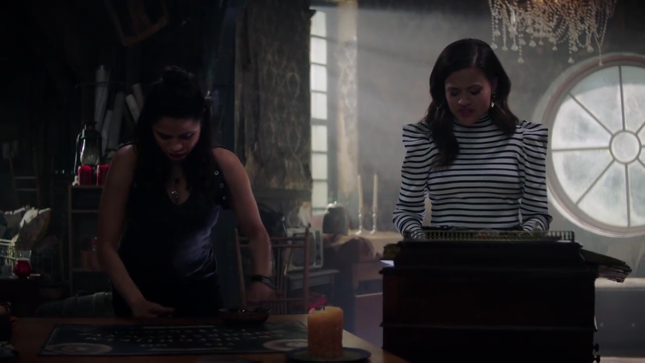 Charmed-Online-dot-nl_Charmed-1x02LetThisMotherOut01058.jpg