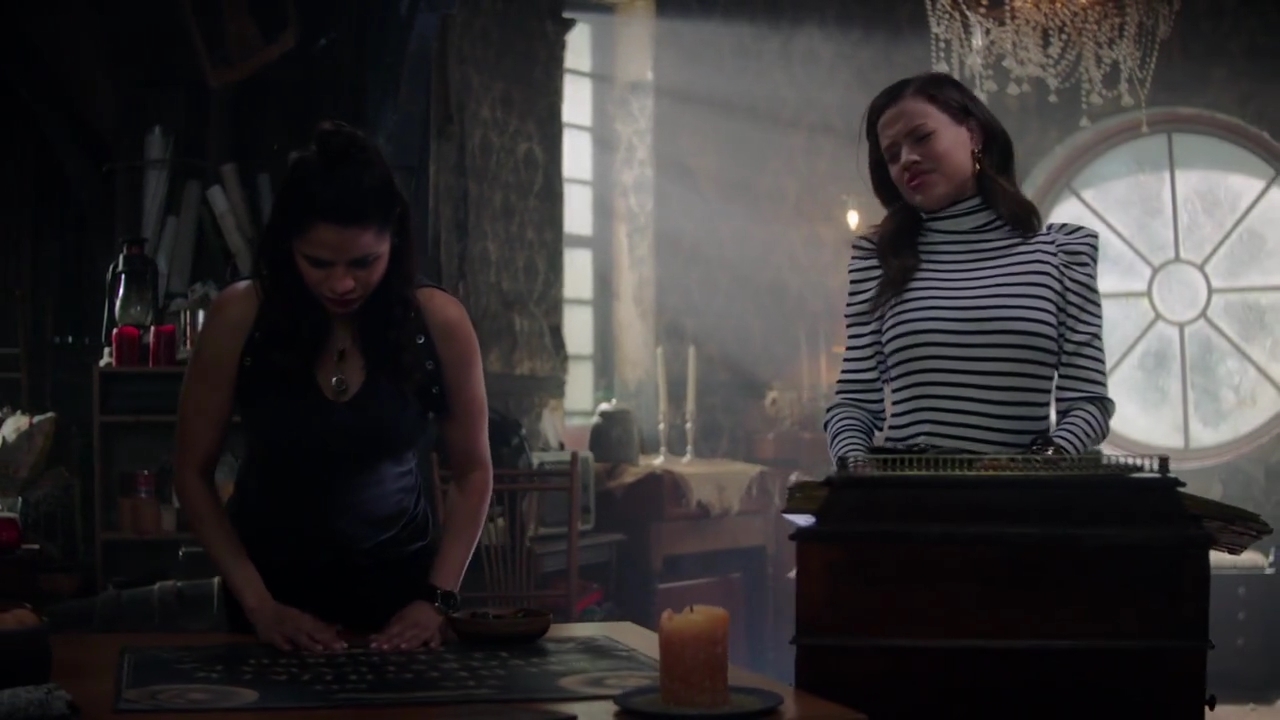 Charmed-Online-dot-nl_Charmed-1x02LetThisMotherOut01059.jpg