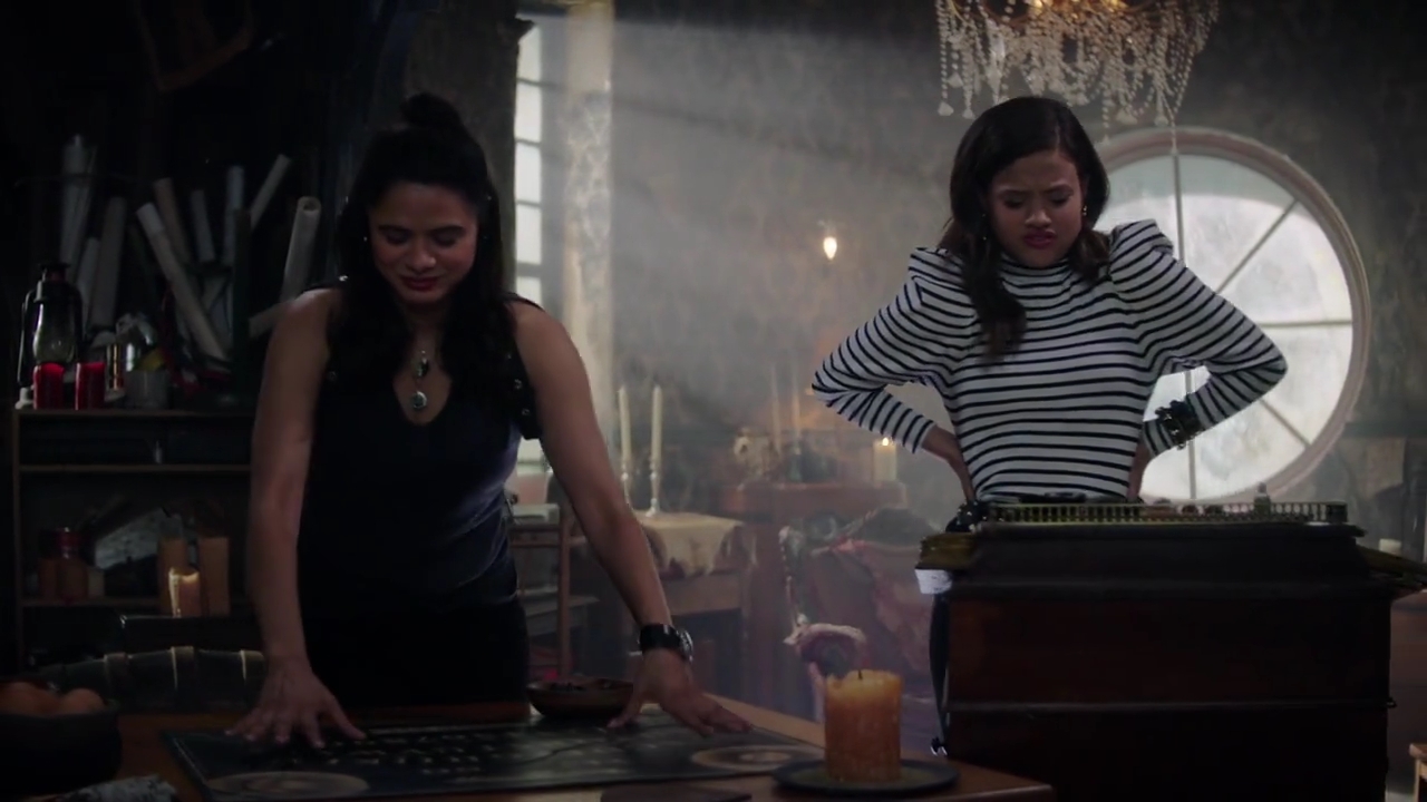 Charmed-Online-dot-nl_Charmed-1x02LetThisMotherOut01061.jpg