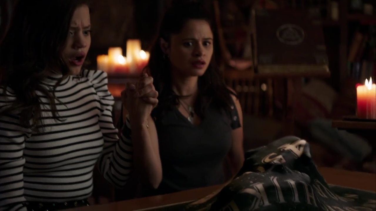 Charmed-Online-dot-nl_Charmed-1x02LetThisMotherOut01243.jpg