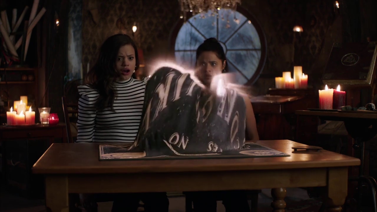 Charmed-Online-dot-nl_Charmed-1x02LetThisMotherOut01250.jpg