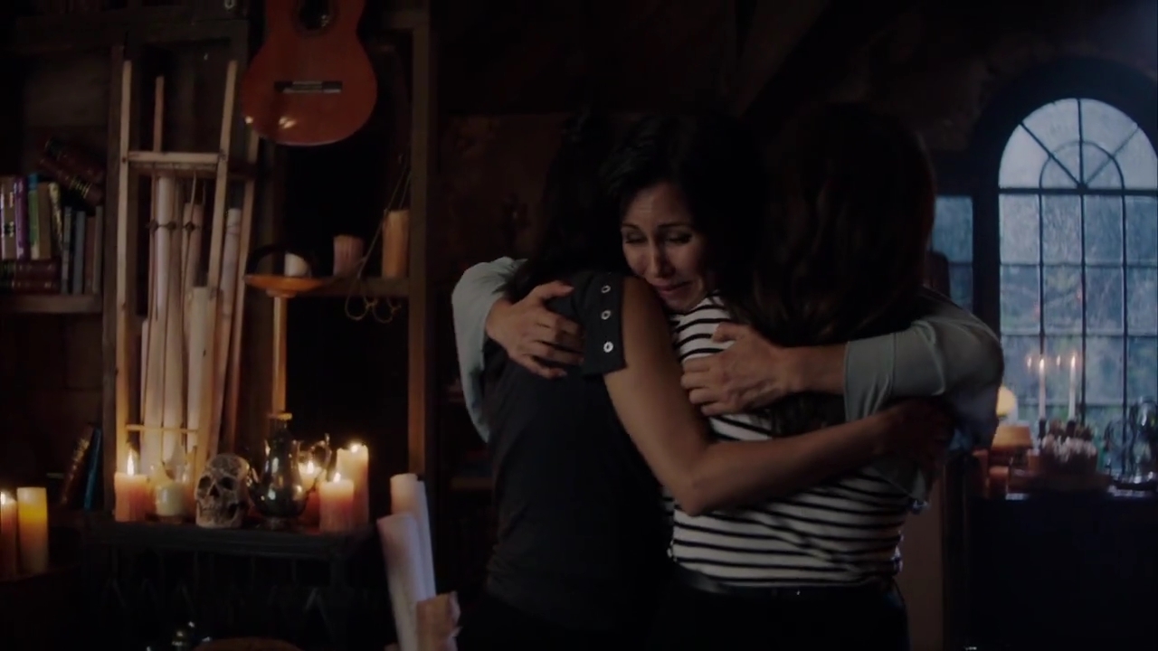 Charmed-Online-dot-nl_Charmed-1x02LetThisMotherOut01281.jpg