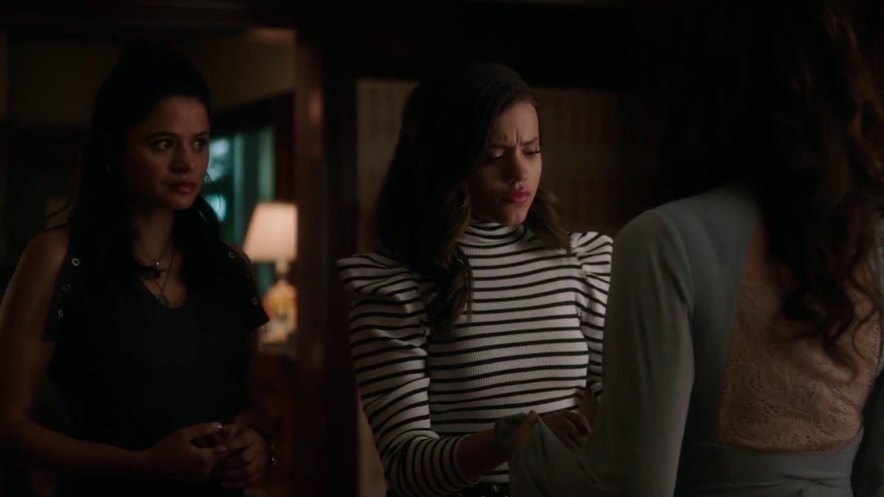 Charmed-Online-dot-nl_Charmed-1x02LetThisMotherOut01434.jpg