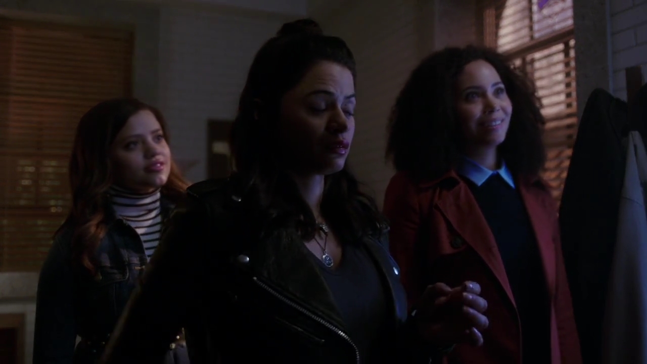 Charmed-Online-dot-nl_Charmed-1x02LetThisMotherOut01489.jpg