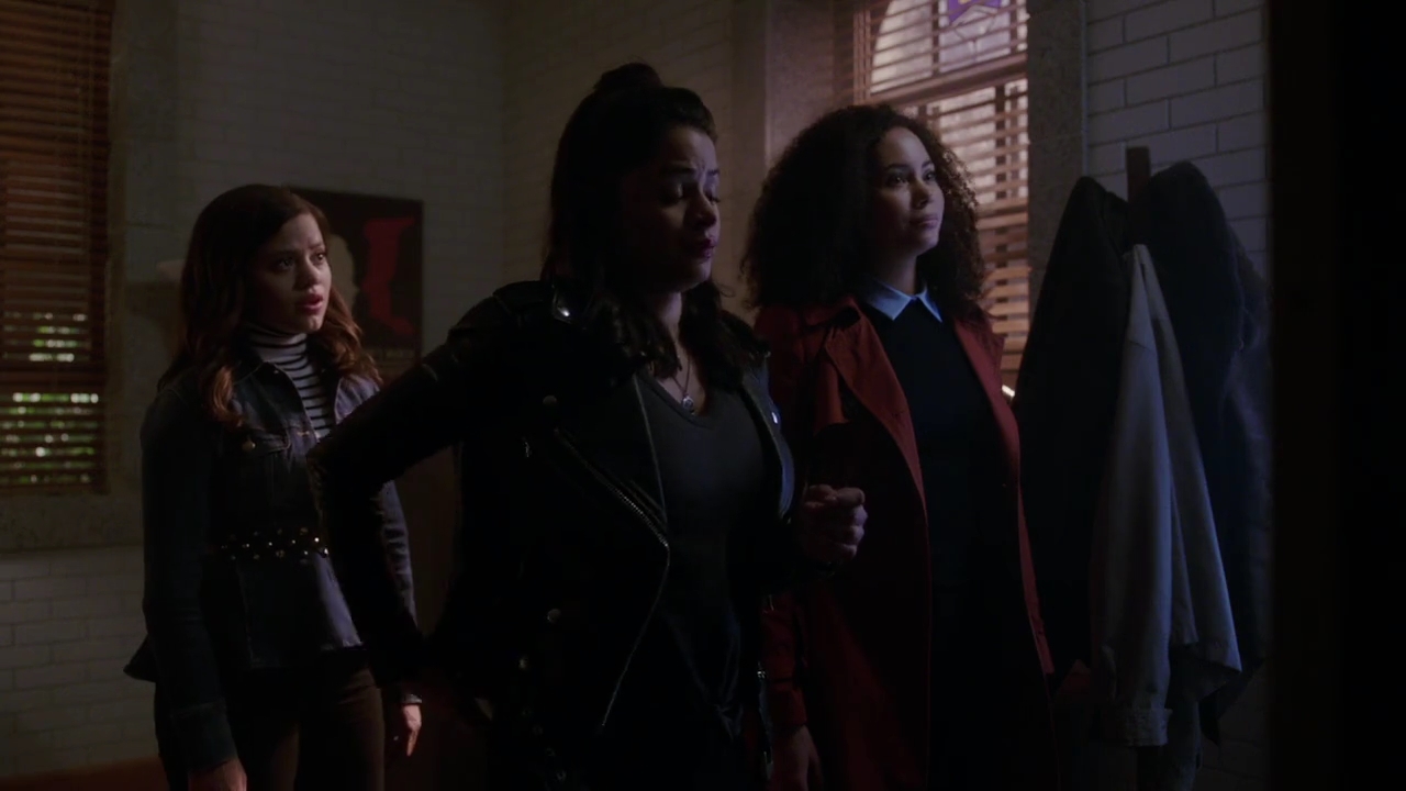 Charmed-Online-dot-nl_Charmed-1x02LetThisMotherOut01490.jpg