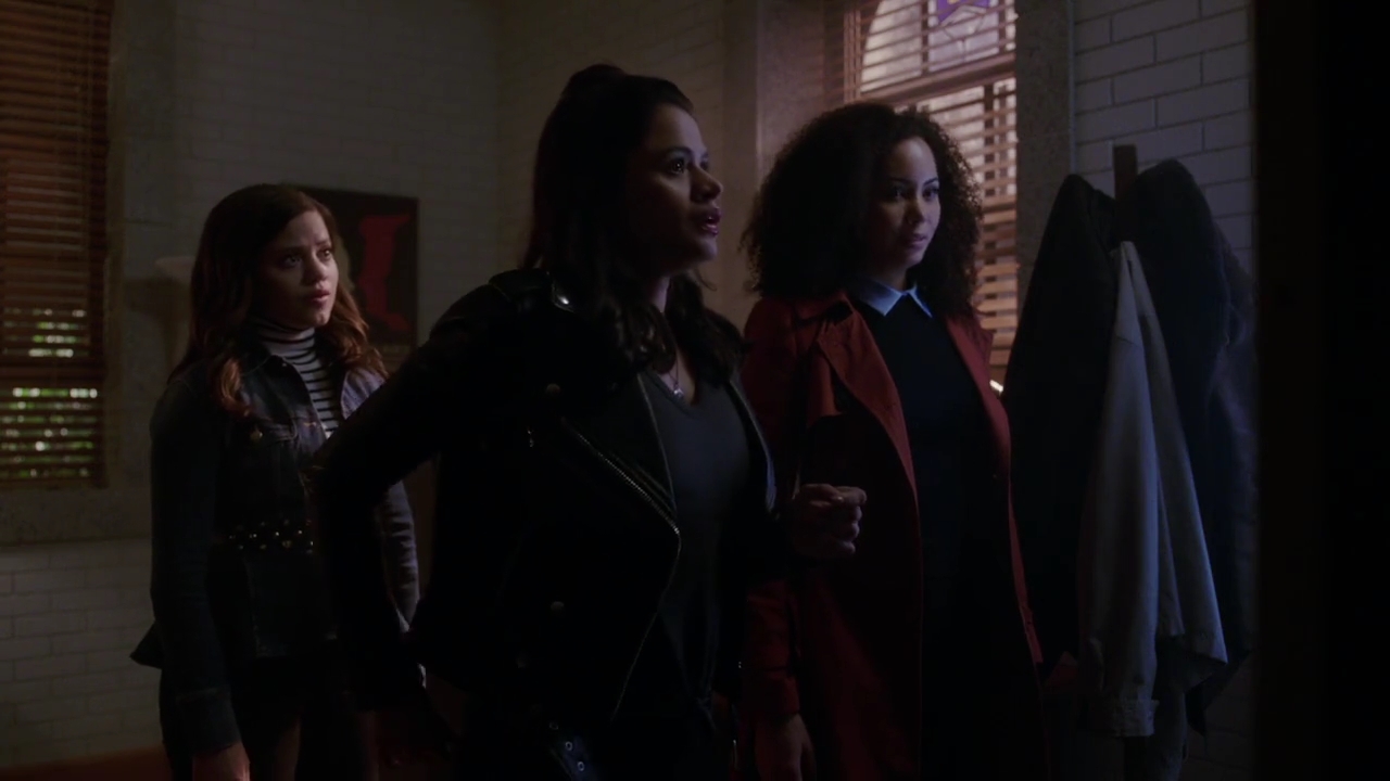 Charmed-Online-dot-nl_Charmed-1x02LetThisMotherOut01491.jpg