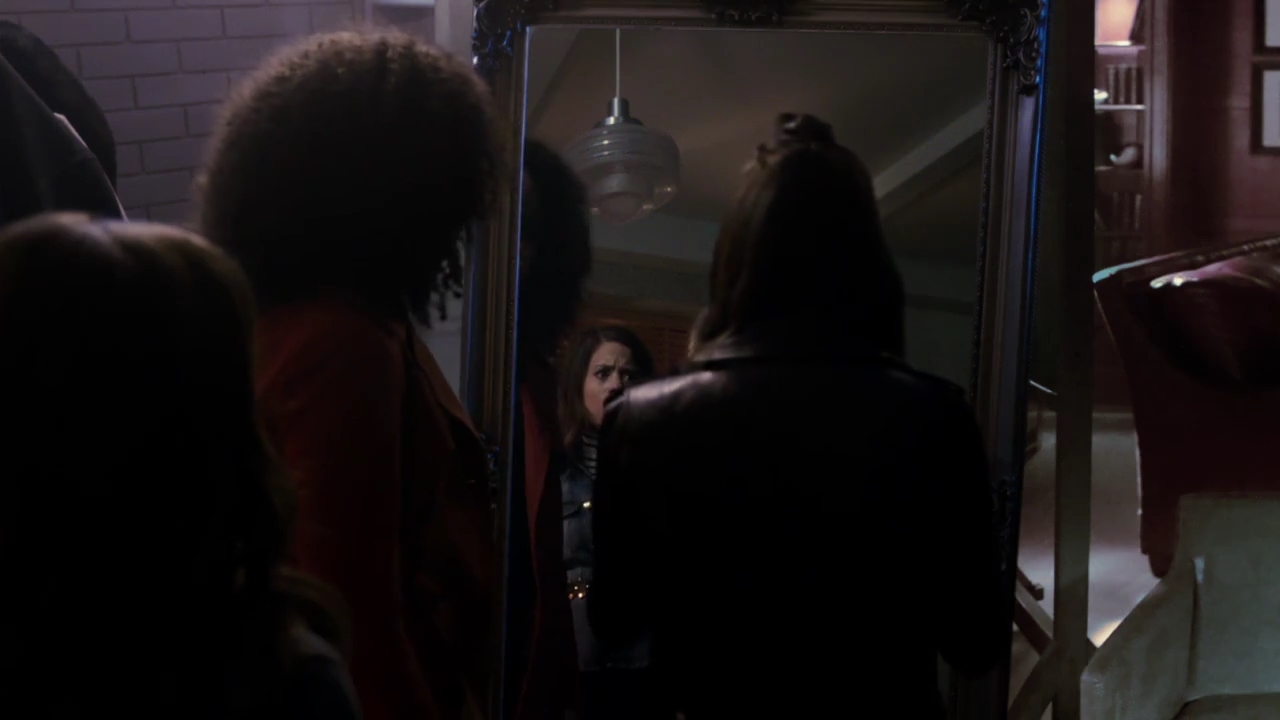Charmed-Online-dot-nl_Charmed-1x02LetThisMotherOut01498.jpg