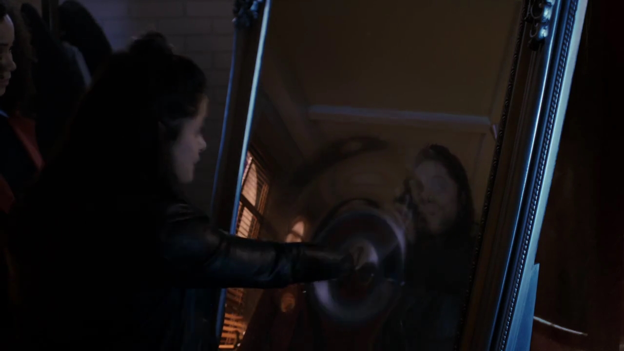 Charmed-Online-dot-nl_Charmed-1x02LetThisMotherOut01504.jpg