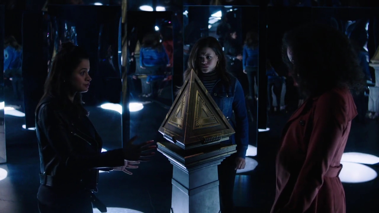 Charmed-Online-dot-nl_Charmed-1x02LetThisMotherOut01581.jpg