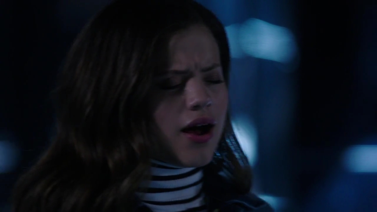 Charmed-Online-dot-nl_Charmed-1x02LetThisMotherOut01592.jpg