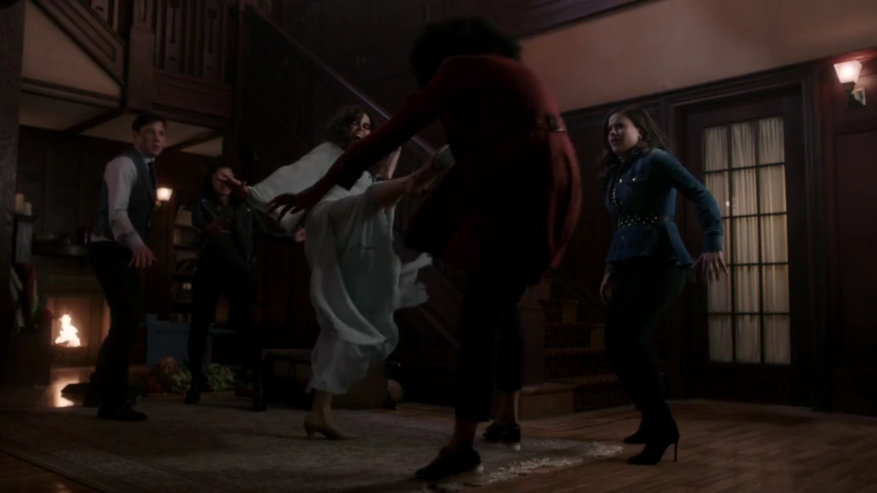 Charmed-Online-dot-nl_Charmed-1x02LetThisMotherOut01783.jpg