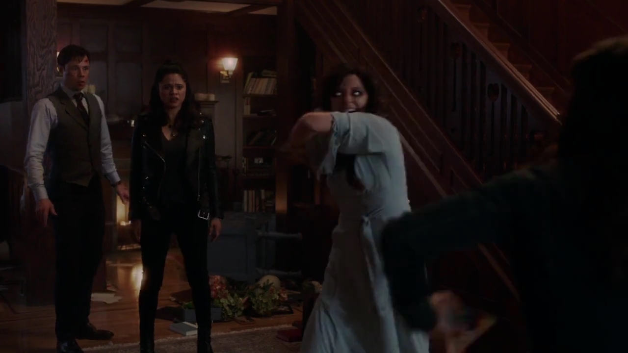 Charmed-Online-dot-nl_Charmed-1x02LetThisMotherOut01789.jpg