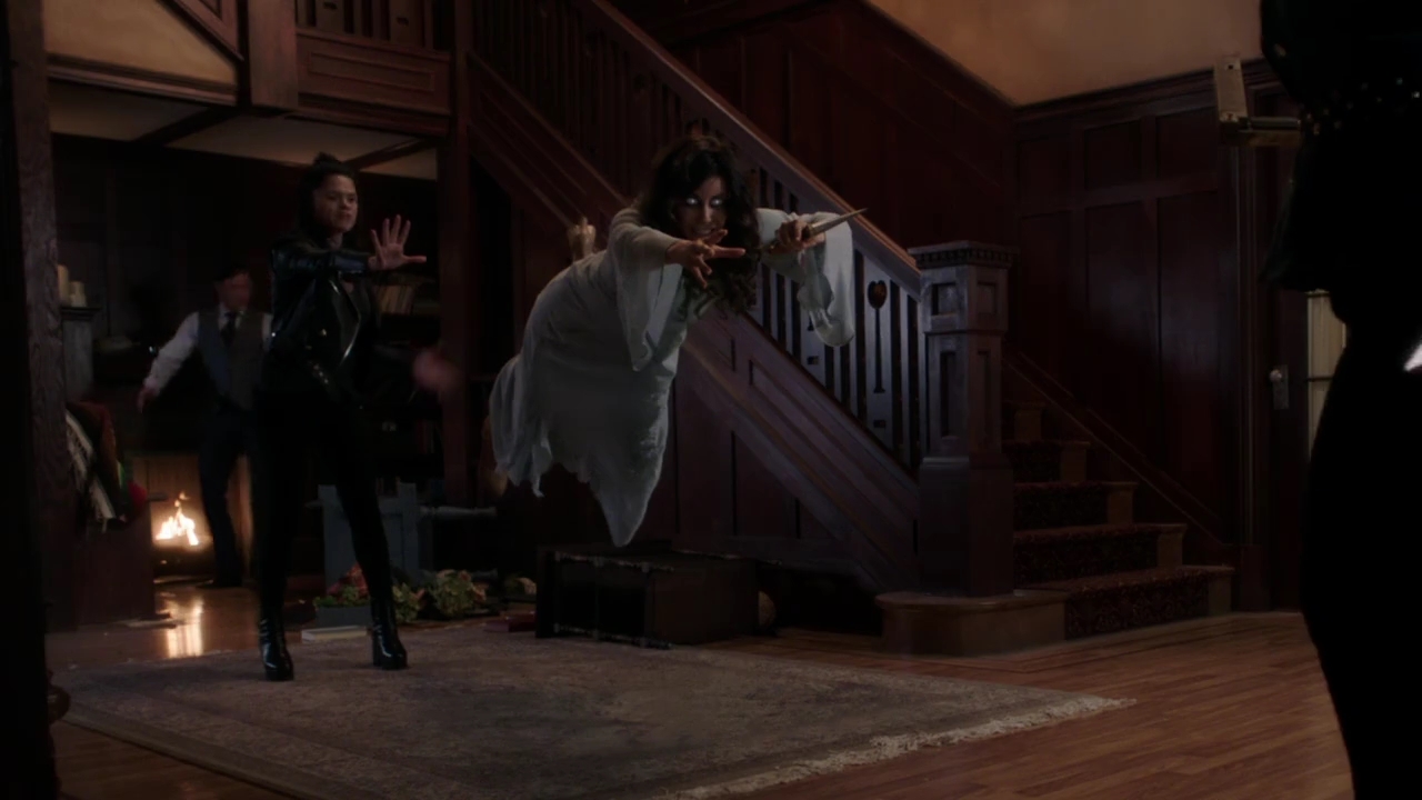 Charmed-Online-dot-nl_Charmed-1x02LetThisMotherOut01802.jpg