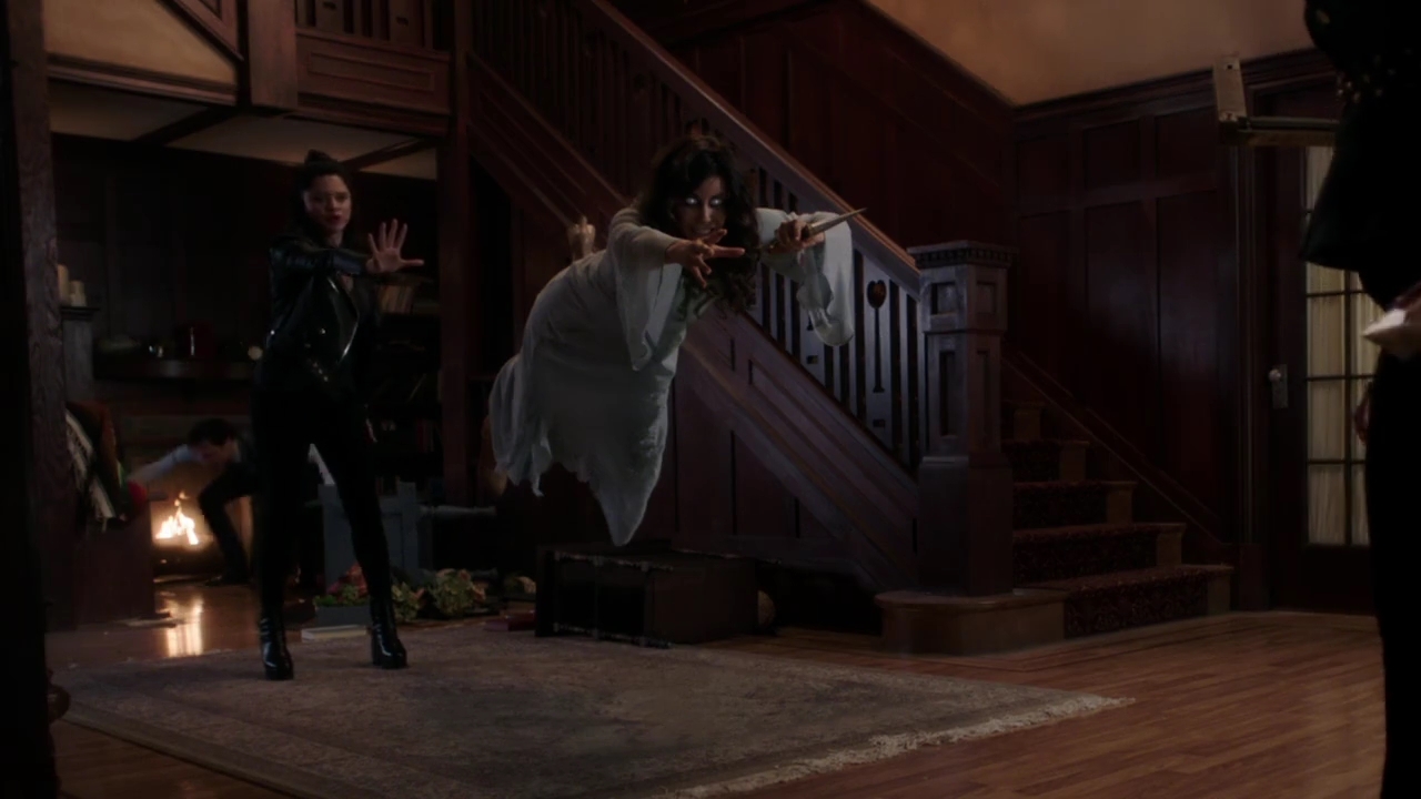 Charmed-Online-dot-nl_Charmed-1x02LetThisMotherOut01803.jpg