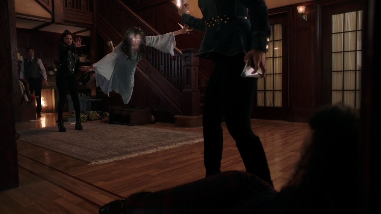 Charmed-Online-dot-nl_Charmed-1x02LetThisMotherOut01822.jpg