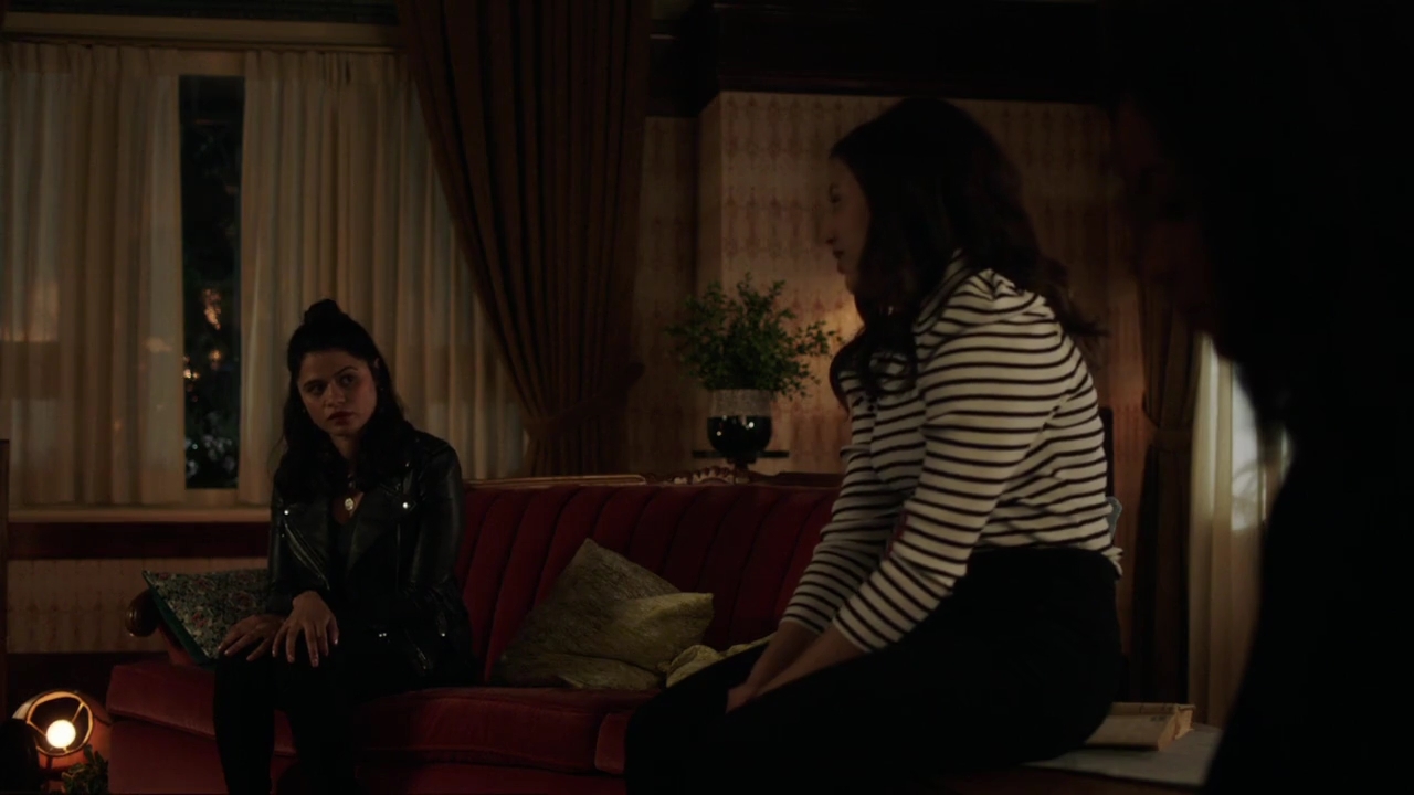 Charmed-Online-dot-nl_Charmed-1x02LetThisMotherOut02068.jpg