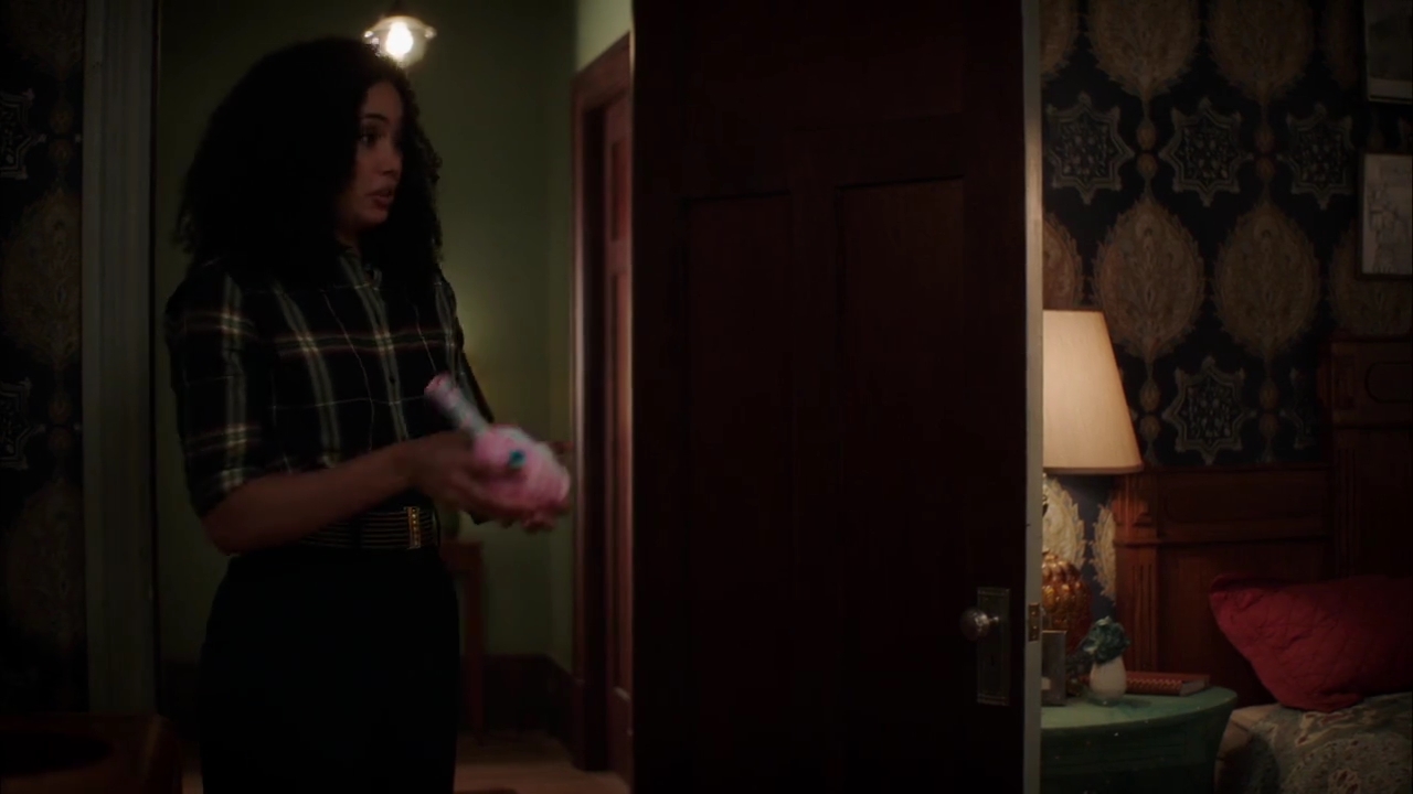 Charmed-Online-dot-nl_Charmed-1x02LetThisMotherOut02211.jpg