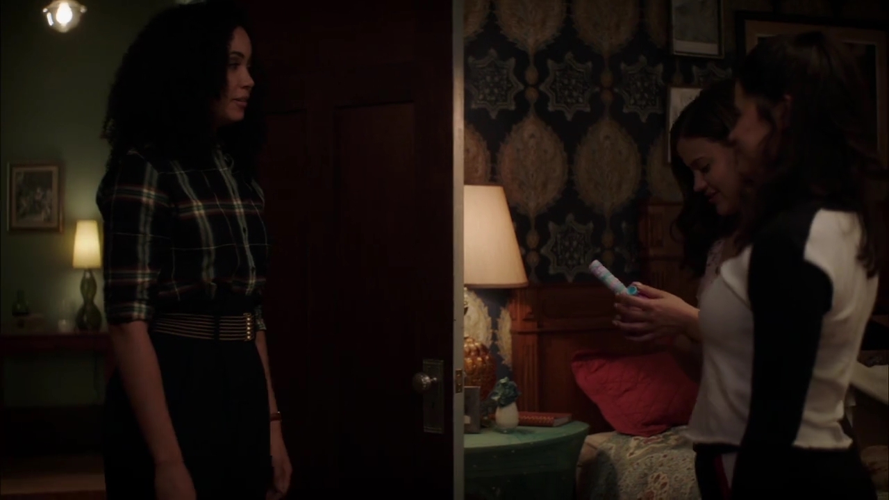 Charmed-Online-dot-nl_Charmed-1x02LetThisMotherOut02215.jpg