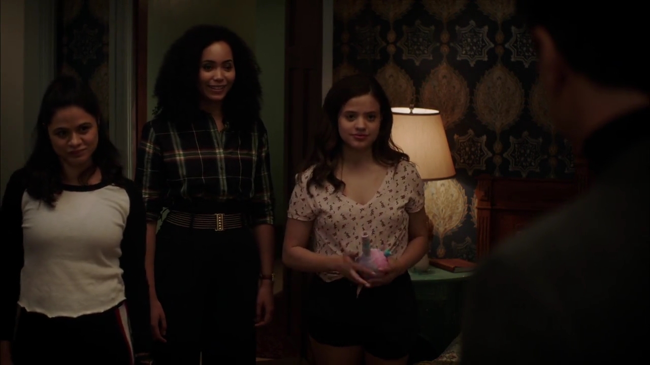 Charmed-Online-dot-nl_Charmed-1x02LetThisMotherOut02231.jpg