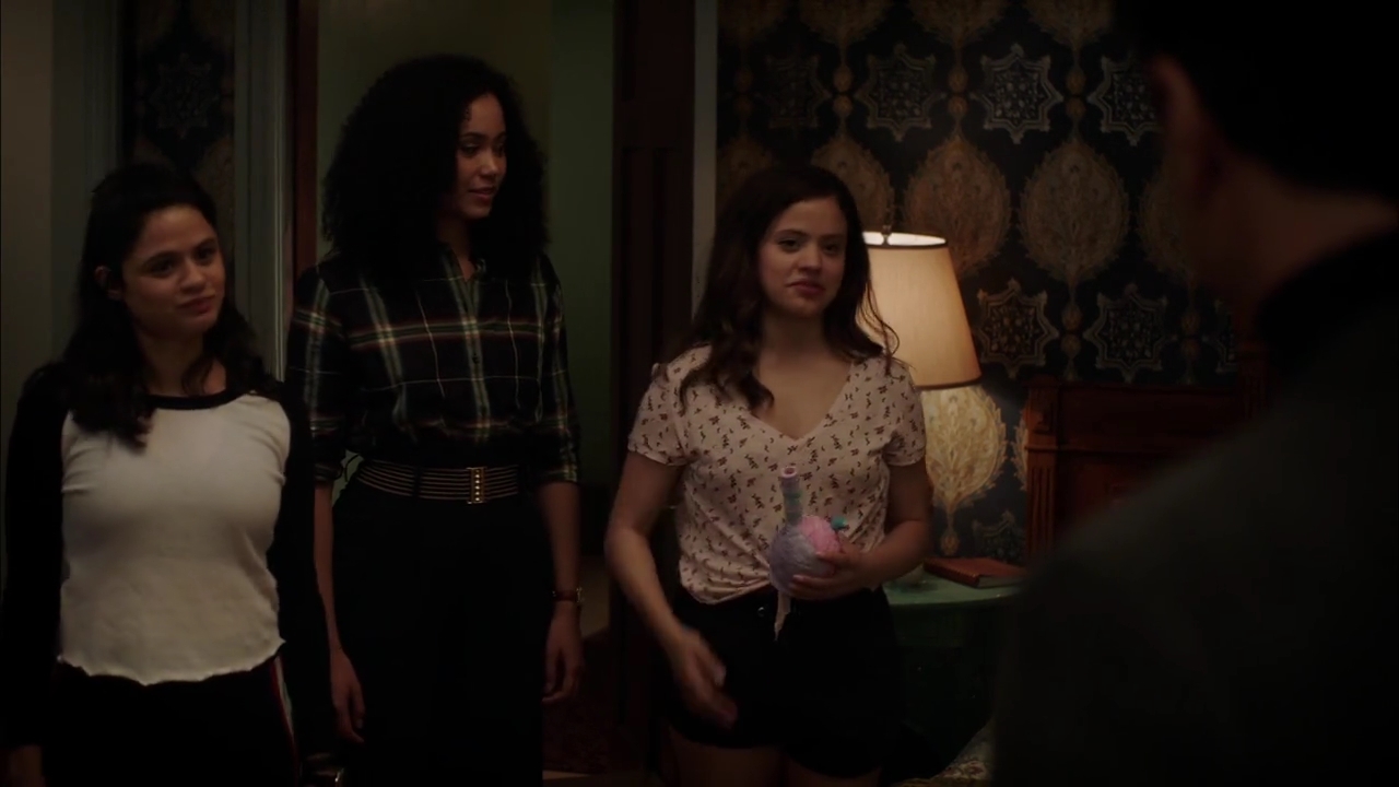 Charmed-Online-dot-nl_Charmed-1x02LetThisMotherOut02232.jpg