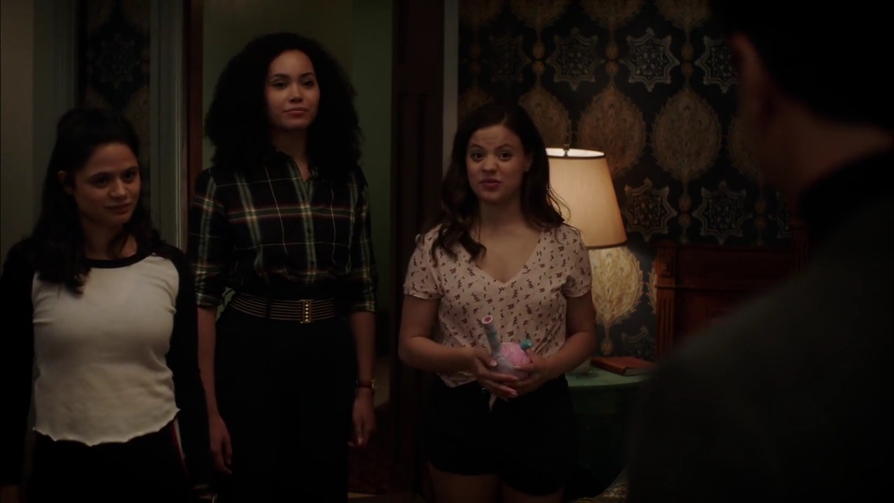 Charmed-Online-dot-nl_Charmed-1x02LetThisMotherOut02233.jpg