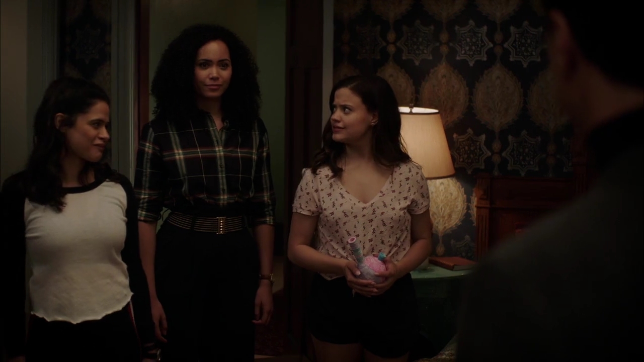 Charmed-Online-dot-nl_Charmed-1x02LetThisMotherOut02238.jpg