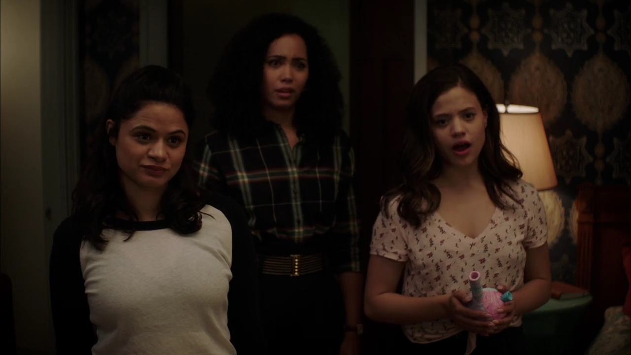 Charmed-Online-dot-nl_Charmed-1x02LetThisMotherOut02241.jpg