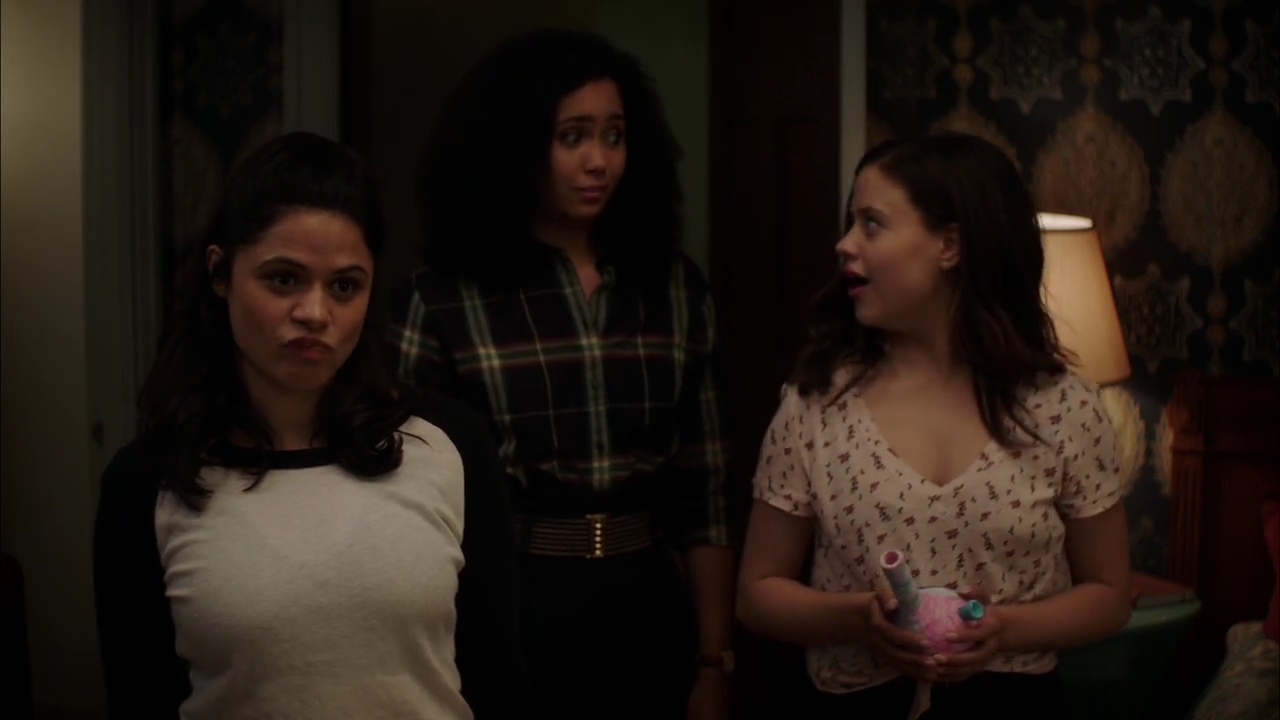 Charmed-Online-dot-nl_Charmed-1x02LetThisMotherOut02242.jpg