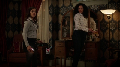 Charmed-Online-dot-nl_Charmed-1x02LetThisMotherOut00202.jpg