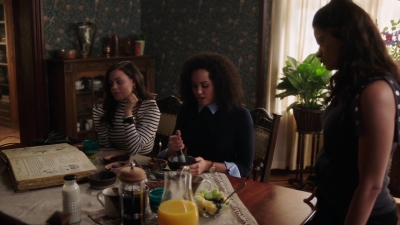 Charmed-Online-dot-nl_Charmed-1x02LetThisMotherOut00372.jpg