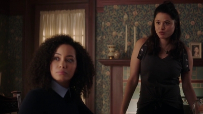 Charmed-Online-dot-nl_Charmed-1x02LetThisMotherOut00383.jpg