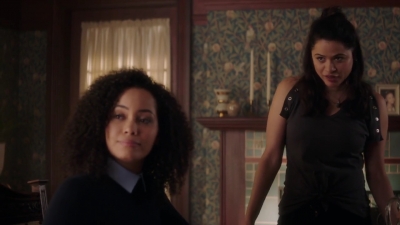 Charmed-Online-dot-nl_Charmed-1x02LetThisMotherOut00384.jpg